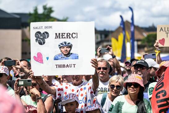 crowd with sign Thibaut Pinot