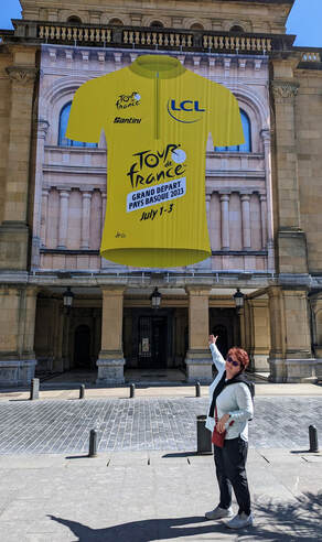 Person pointing to 2023 Tour de France Grand Depart sign.re
